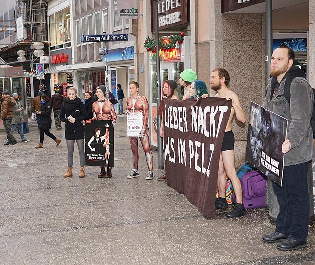 "Lieber nackt als im Pelz": Bilder von der Protestaktion