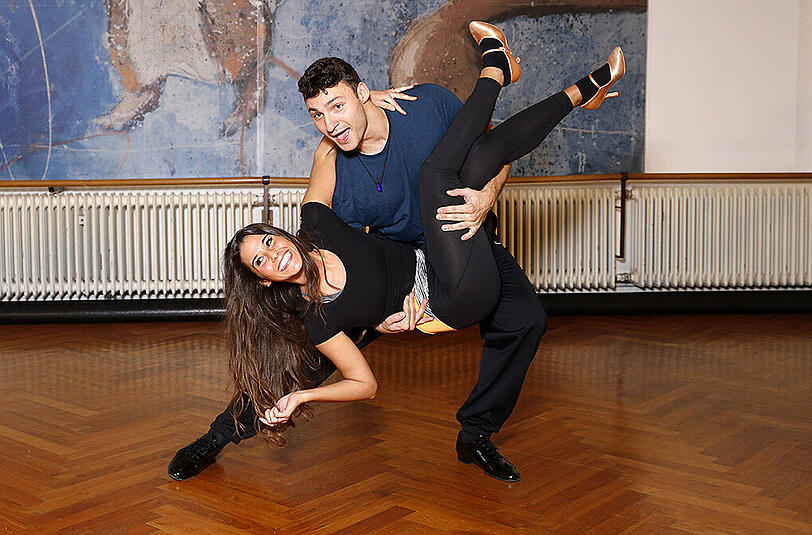 ... schwingt mit Profi Robert Beitsch das Tanzbein.