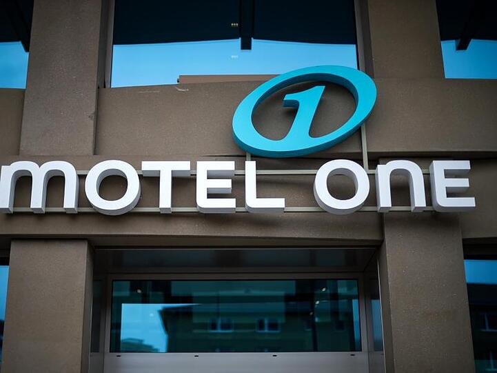 Motel One steht über dem Eingang des Hotels. Foto: Sina Schuldt/dpa