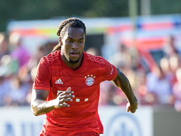 Renato Sanches spielt den Ball. Foto: Matthias Balk/Archiv
