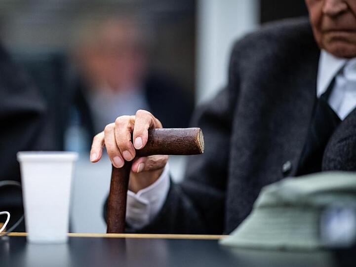 Ein ehemaliger SS-Mann im November 2018 auf der Anklagebank eines Landgerichts.