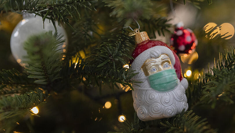 Selbst die Christbaumkugel trägt in diesem Jahr Mundschutz.