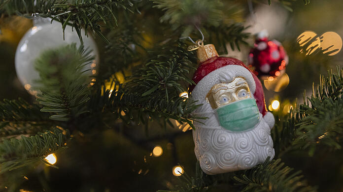 Selbst die Christbaumkugel trägt in diesem Jahr Mundschutz.