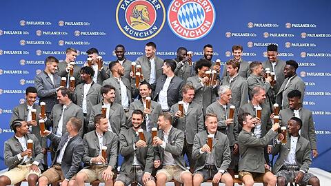 Die Bayern-Spieler beim traditionellen "Lederhosen-Shooting".