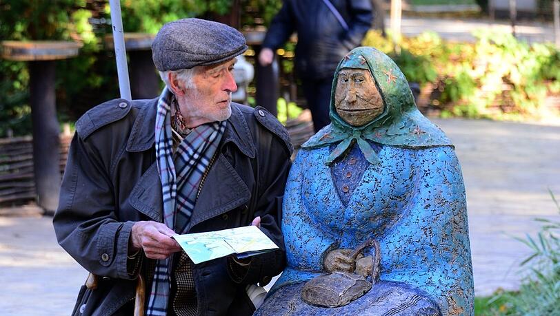 Karl Stankiewitz sitzt neben einer Kunstfigur im Taras-Schewtschenko-Park an der Universität. Kiew Karl Stankiewitz sitzt neben einer Kunstfigur im Taras-Schewtschenko-Park an der Universität. Kiew