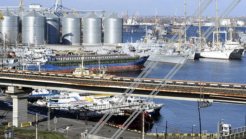 Blick auf den Hafen von Odessa im November 2016. Einen Tag nach der Vereinbarung über die Ausfuhr von ukrainischem Getreide über das Schwarze Meer hat Russland nach Angaben aus Kiew den Hafen von Odessa mit Raketen beschossen.