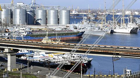 Blick auf den Hafen von Odessa im November 2016. Einen Tag nach der Vereinbarung über die Ausfuhr von ukrainischem Getreide über das Schwarze Meer hat Russland nach Angaben aus Kiew den Hafen von Odessa mit Raketen beschossen.