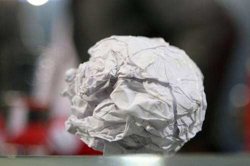 Das Tatobjekt: Die Papierkugel aus der Partie Hamburg gegen Bremen.