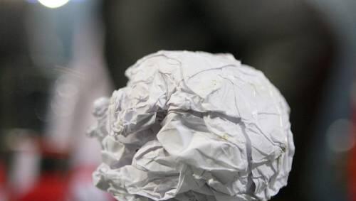 Das Tatobjekt: Die Papierkugel aus der Partie Hamburg gegen Bremen. Das Tatobjekt: Die Papierkugel aus der Partie Hamburg gegen Bremen.