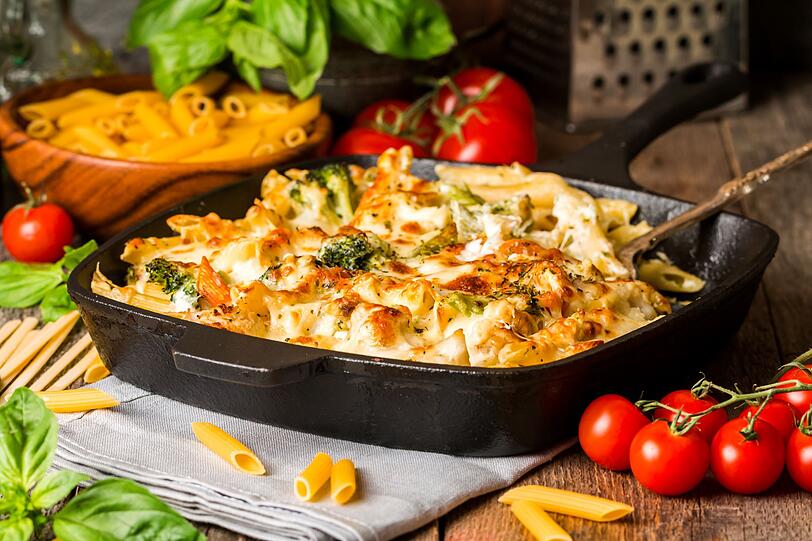 Ein weiteres beliebtes Gericht ist das Blumenkohl-Gratin. Im ersten Schritt werden daf&uuml;r Blumenkohlr&ouml;schen vorab in Salzwasser gekocht und dann mit einer Mehlschwitze und K&auml;se im Ofen goldbraun gebacken. Je nach Belieben k&ouml;nnen Kartoffeln, Nudeln, Broccoli und Speckw&uuml;rfeln hinzugef&uuml;gt werden.