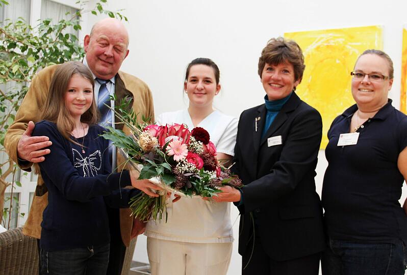 Erich Priller mit seiner Enkeltochter Isabella, Kinderkrankenschwester Melissa Ose, Pflegebereichsleiterin Irmgard Raab und Hebamme Andrea Schneider.