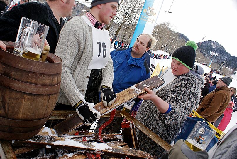 Mutige Fassdauben-Fahrer stürzen sich den Jaudenhang in Lenggries hinunter. Perfektes Bergwetter, gute Stimmung und Freibier machten die Veranstaltung zu einem gelungenen Event.