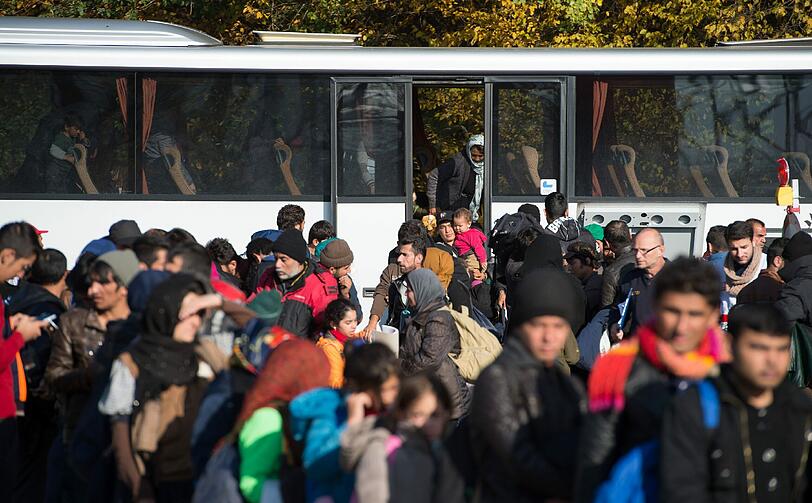 Der Zustrom von Flüchtlingen an der österreichisch-deutschen Grenze reißt nicht ab.