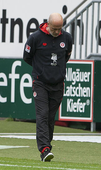 Hannovers Trainer Michael Frontzeck zum Kurz-Trainingslage in der Hotelanlage "Klosterpforte".