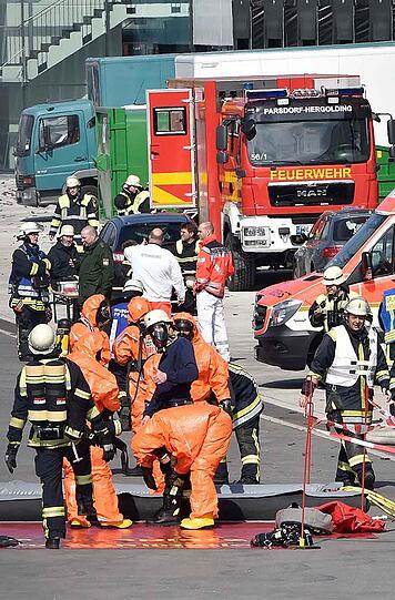 Bilder vom Großeinsatz der Feuerwehr in Poing: Eine Spezialeinheit musste in ein Logistikzentrum ausrücken.