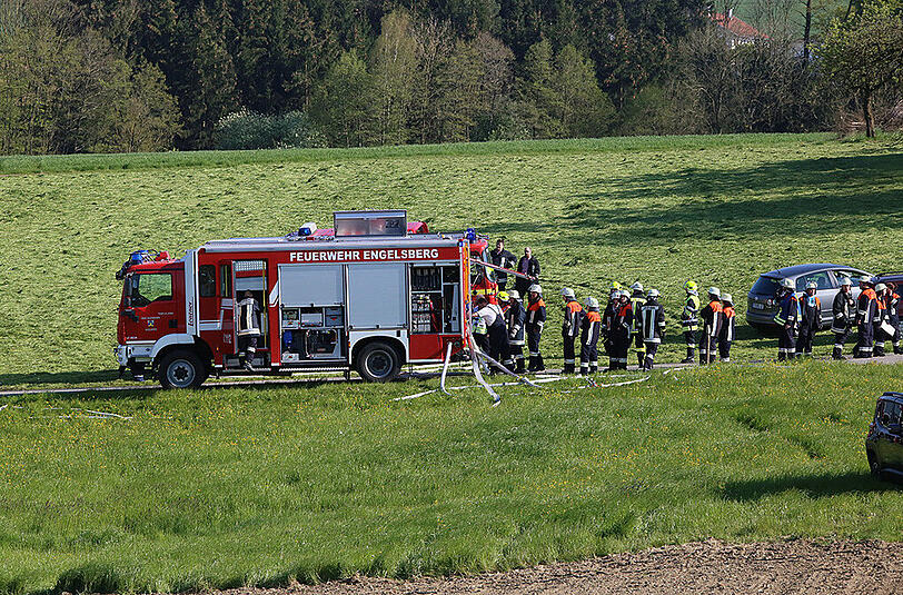 Großeinsatz der Feuerwehr am Donnerstagnachmittag: In Lafering brannte ein großes Stallgebäude komplett aus, der Sachschaden ist enorm. Die Bilder.