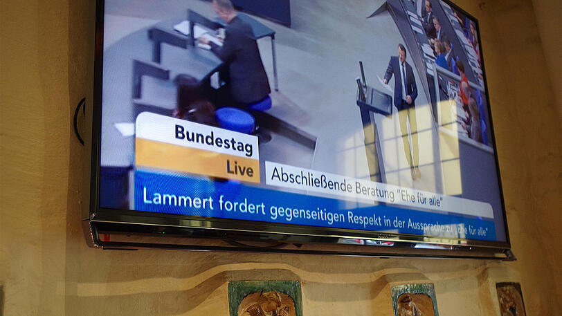 Schwule, Lesben, Heterosexuelle, Bisexuelle und Transgender trafen sich am Freitagmorgen, um die Abstimmung im Bundestag live zu verfolgen - die Bilder.