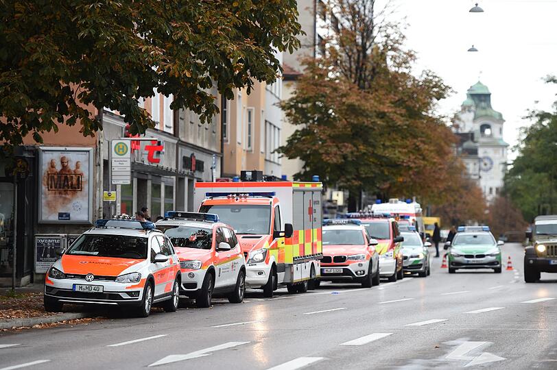 Mehrere Menschen sind in München von einem Unbekannten mit einem Messer angegriffen und verletzt worden.