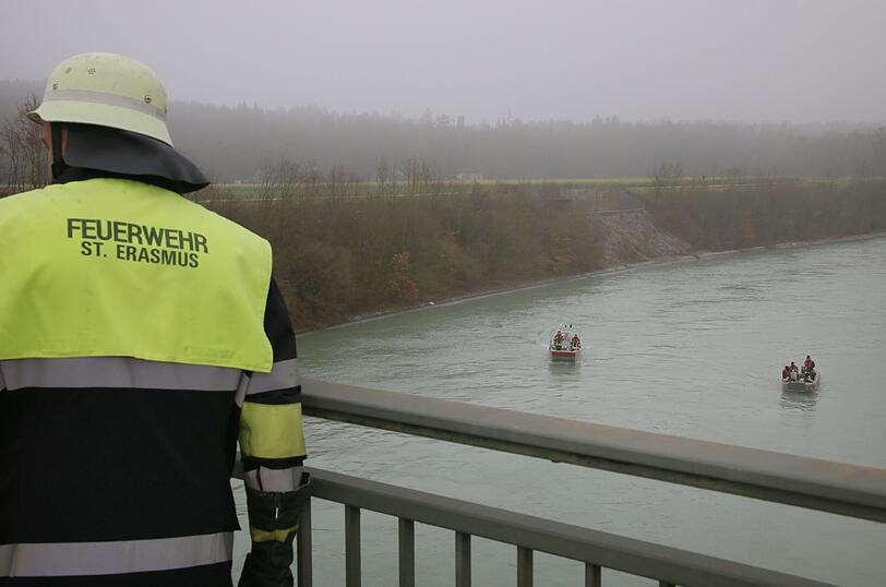 In Pürten bei Waldkraiburg wurde am Freitagmorgen ein Auto im Inn treibend gesichtet. Die Bilder vom Einsatz.