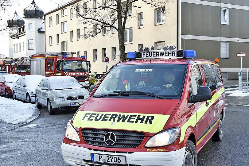 Unter schwerem Atemschutz konnte die Feuerwehr den in Brand geratenen Wasserkocher löschen.
