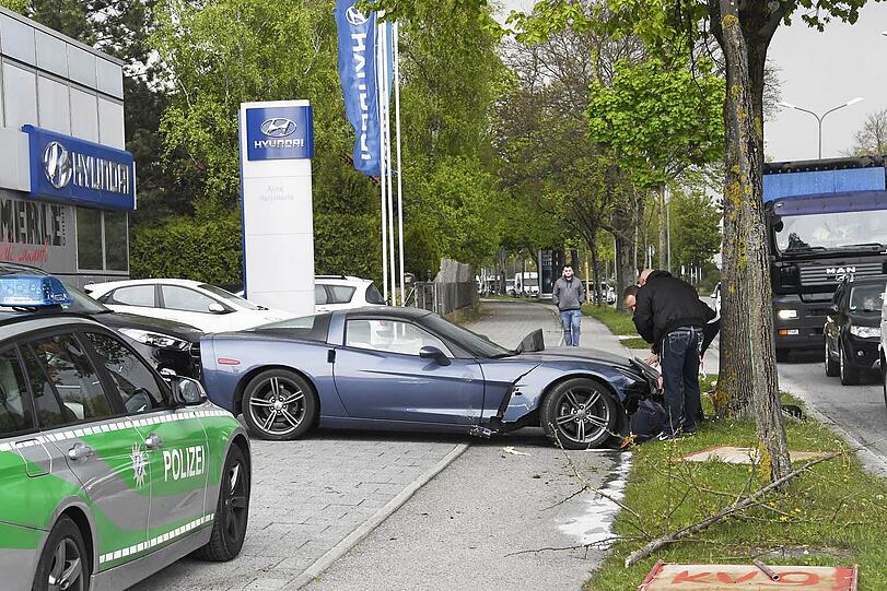 Die Corvette geriet außer Kontrolle und krachte gegen einen Baum.