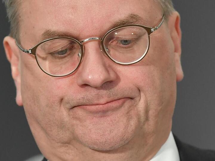 Reinhard Grindel droht wegen der beim Zoll nicht deklarierten Einfuhr einer Luxus-Uhr juristischer Ärger.