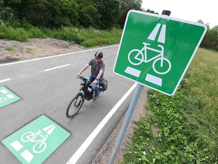 Ein Radfahrer auf einem Radschnellweg in Hessen.
