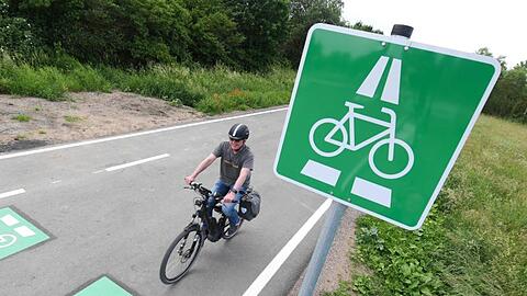 Ein Radfahrer auf einem Radschnellweg in Hessen.