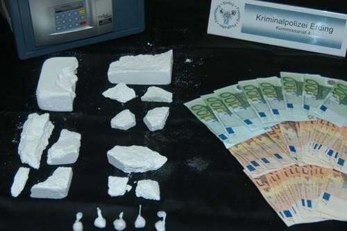 Kokain und Bargeld wurden von der Polizei sichergestellt.