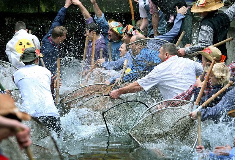 Zahlreiche Hobbyfischer beteiligten sich bei Regen und kühlen Temperaturen an dem alljährlichen Forellenfischen. Dem Fänger des größten Fisches winkt der Titel des "Fischerkönigs".