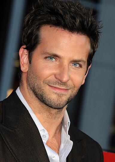 Bradley Cooper, der momentan mit der frisch geschiedenen Jennifer Lopez turtelt, war zwischen Dezember 2006 und Mai 2007 kurz an Kollegin Jennifer Esposito vergeben. Die Ehe dauerte 131 Tage.