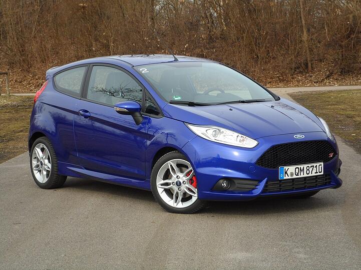 Sieht knackig aus, fährt auch genau so: Der Ford Fiesta ST macht Freude, wenn&rsquo;s ein bisschen flotter sein darf.