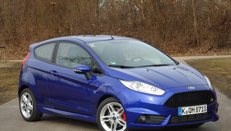 Sieht knackig aus, fährt auch genau so: Der Ford Fiesta ST macht Freude, wenn’s ein bisschen flotter sein darf. Sieht knackig aus, fährt auch genau so: Der Ford Fiesta ST macht Freude, wenn’s ein bisschen flotter sein darf.