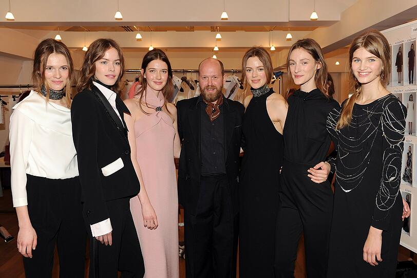 Escada-Designer Daniel Wingate mit seinen Models
