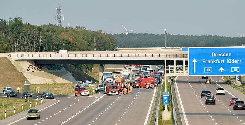 Bei einem Verkehrsunfall am Dreieck Barnim (Brandenburg) auf dem nördlichen Berliner Ring sind sechs Menschen ums Leben gekommen.
