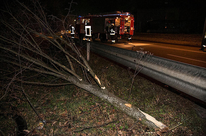 Bilder vom Unfallort in Trostberg: Der alkoholisierte Fahrer (23 J.) wurde schwer verletzt.