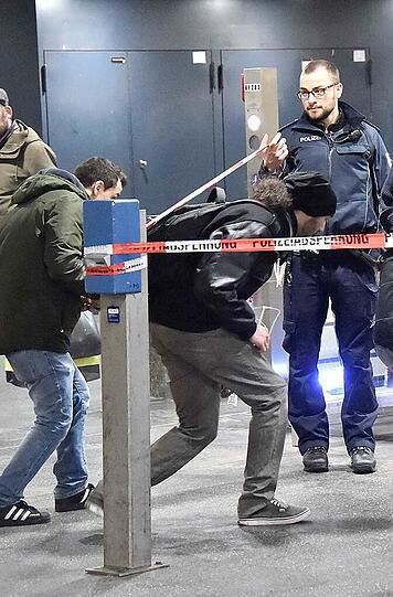 Bilder vom S-Bahnhof am Rosenheimer Platz. Hier kam es am Montagmorgen zu einem technischen Defekt an der Oberleitung. Die Folge war eine Sperrung der Stammstrecke. Der Bahnhof wurde von der Polizei abgesperrt. Nach einiger Zeit durften Fahrgäste, die stadtauswärts fahren wollten, die Absperrung passieren.