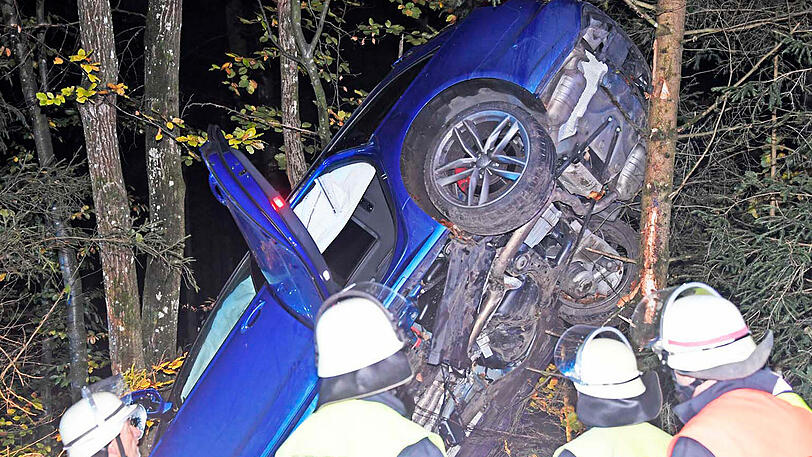 Der hochmotorisierte Audi landete fast senkrecht an einem Baum. Die beiden 18-Jährigen Insassen blieben unverletzt.