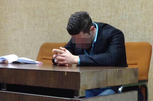 Der Angeklagte Andrea R. (23) senkt den Kopf im Amtsgerichtssaal. Er muss für ein Jahr und acht Monate ins Gefängnis.