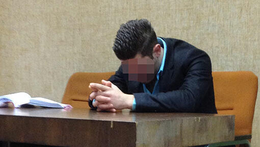 Der Angeklagte Andrea R. (23) senkt den Kopf im Amtsgerichtssaal. Er muss für ein Jahr und acht Monate ins Gefängnis. Der Angeklagte Andrea R. (23) senkt den Kopf im Amtsgerichtssaal. Er muss für ein Jahr und acht Monate ins Gefängnis.