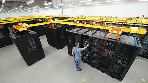 Der Rechner SuperMUC im Leibniz-Rechenzentrum in München ist fast doppelt so groß wie ein Schwimmer-Becken im Hallenbad. Und etwa so schwer wie 100 kleine Autos. Und er ist der schnellste Computer Europas.