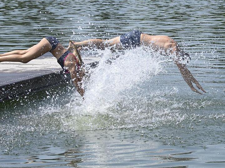 Im sächsischen Radebeul half ein Sprung in den See.