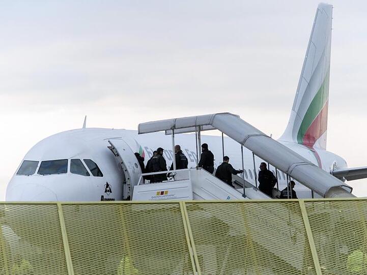 Abgelehnte Asylbewerber steigen am Baden-Airport im Rahmen einer landesweiten Sammelabschiebung in ein Flugzeug.