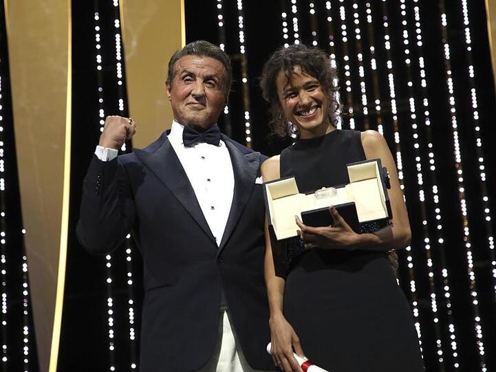Sly im Einsatz: Mati Diop erhält von Sylvester Stallone den Großen Preis der Jury.