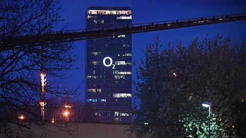 Beleuchtete Fenster im O2-Turm im Münchner Norden.