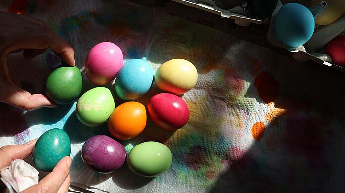 Dürfen an Ostern nicht fehlen: Bunt gefärbte Eier.