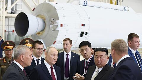 Kim zeigte laut Putin großes Interesse an der Raketentechnik. Medienberichten zufolge stellte der nordkoreanische Machthaber während der Besichtigung viele Fragen zum russischen Raketenprogramm.
