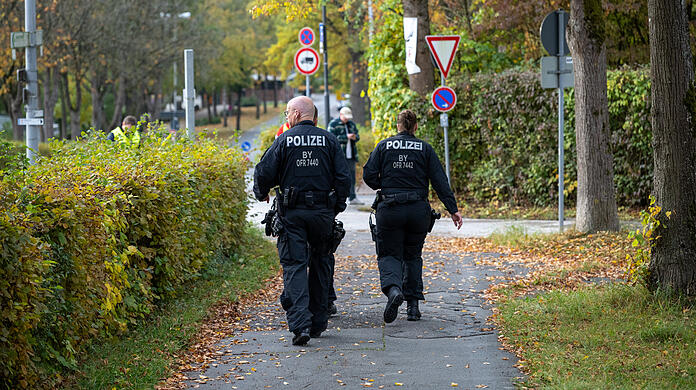 Polizisten kontrollieren den Zugang zur Alexander-von-Humboldt-Realschule in Bayreuth. Auch fünf Münchner Schulen haben per E-Mail Bombendrohungen mit "Hamas-Bezug" erhalten.
