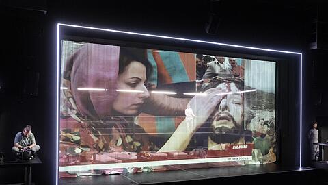 Hardy Punzel (Noah) und als Projektion Sibel Polat (Nergiz).