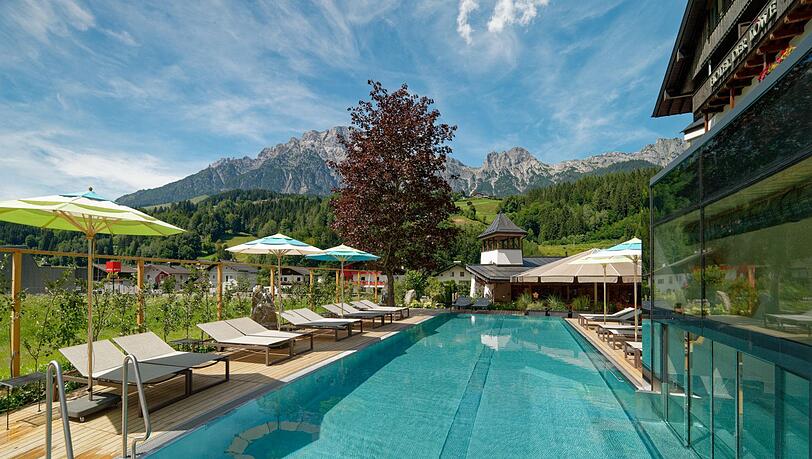 Der Außenpool im Hotel Der Löwe ist ganzjährig mit Erdwärme beheizt. Der Außenpool im Hotel Der Löwe ist ganzjährig mit Erdwärme beheizt.